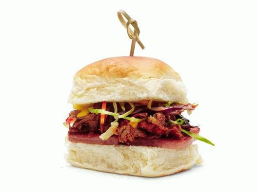 Фото сендвичи со парталано свинско месо, шунка и тропска салата од костенлив