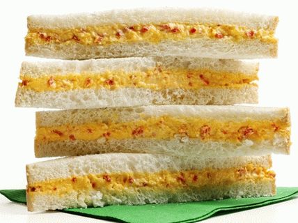 Фото сендвичи со сирење и пипето пиперка