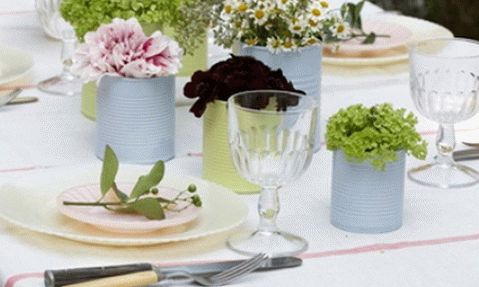 Поставување на летна маса со цвеќиња