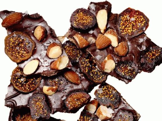 Фото Чоколадна кора со пушени бадеми и суви смокви