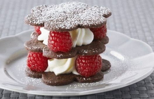 Фото чоколадна кратка чаша со малини