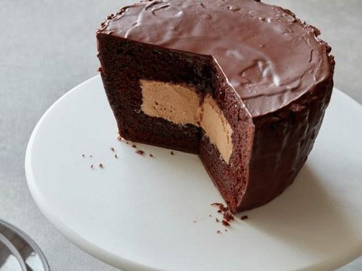 Фото чоколадна торта со путер од кикирики