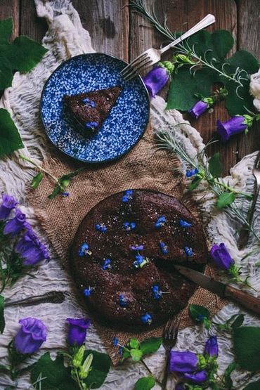 Фото чоколадна торта со гроздобер цвеќиња