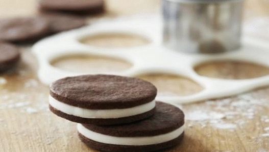 Фото чоколадо колачиња со сендвич од ванила