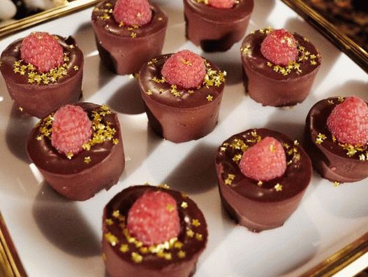Фото Чоколадо-цреша вличен десерт од малина