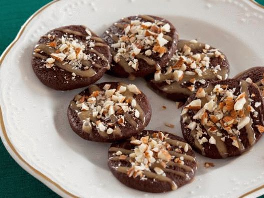 Фото колачиња со чоколади со карамела и бадеми