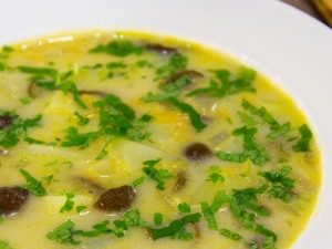 Супа од сирење со мед печурки