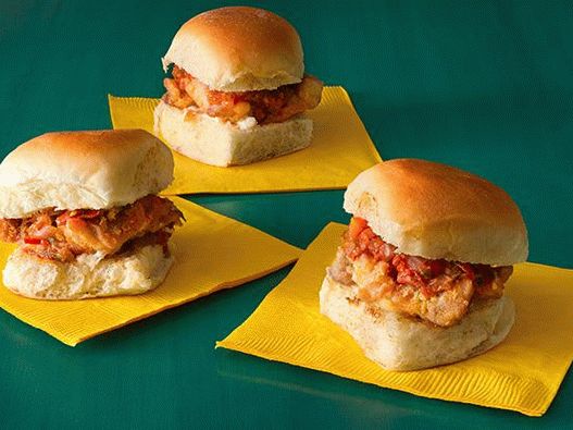 Сендвичи за лизгање на фотографии со месо од пилешко месо и домати