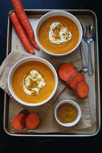 Фото супа пире од тиквички и моркови со зачини од кари