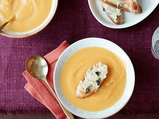 Фото Мускат пире од супа од тиква со костенини и фонтана сирење