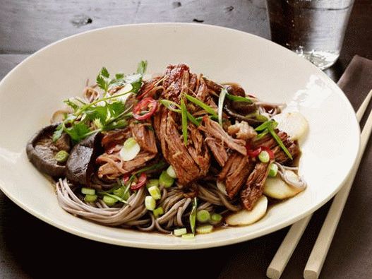 Фото Свинско месо во бавен шпорет со азиски тестенини од леќата