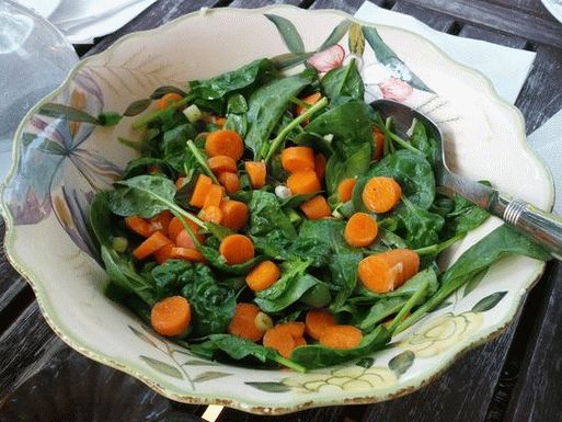 Фото топла салата од морков и спанаќ