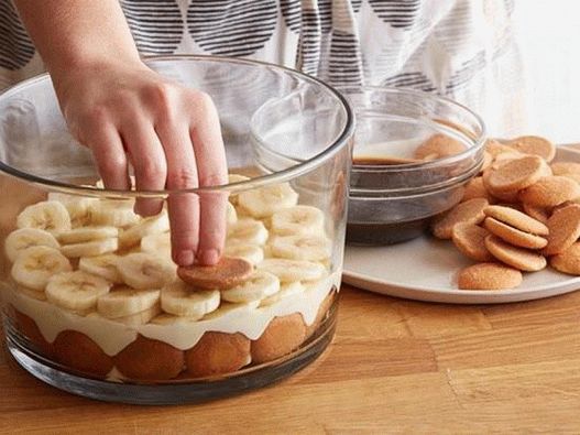 Поставете ги слоевите пудинг и банани на врвот на колачињата, наизменично,