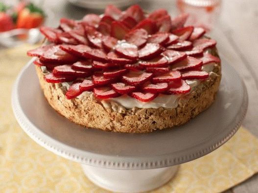 Фотографија од колачот од торта за меринг со крем од урда и јагоди (Мостахон)