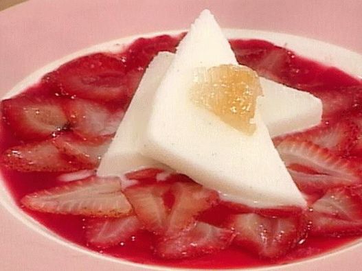 Фото Топла салата од јагода со замрзнат јогурт од ванила