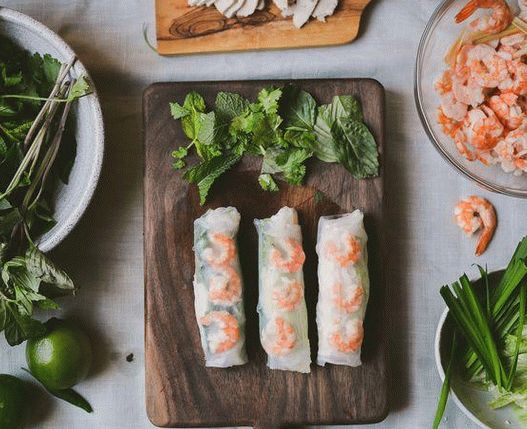 Фотографија виетнамски ролни со ракчиња и свинско месо (Гој-Куон) и рибино натопи