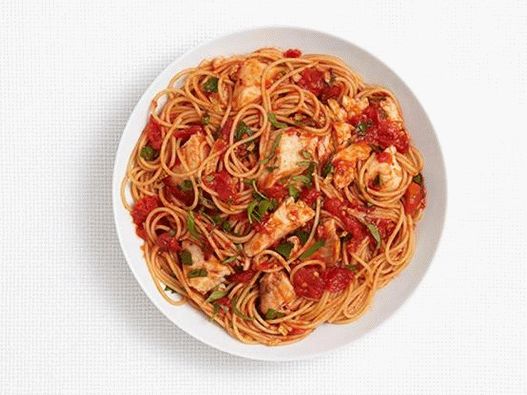 Шпагети со тилапија во зачинет сос од домати