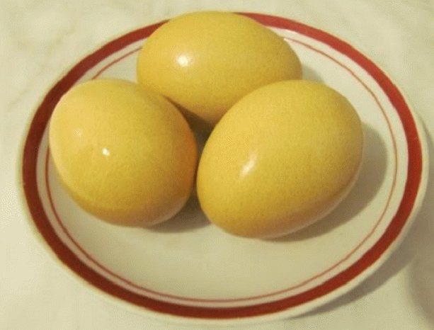 Yellowолти велигденски јајца